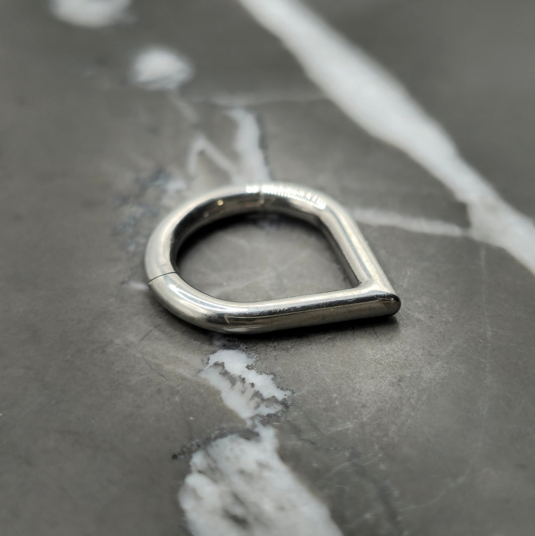 Teardrop V Shape Titanium Hinged Segment Clicker